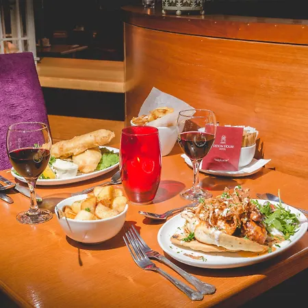 Station House فندق